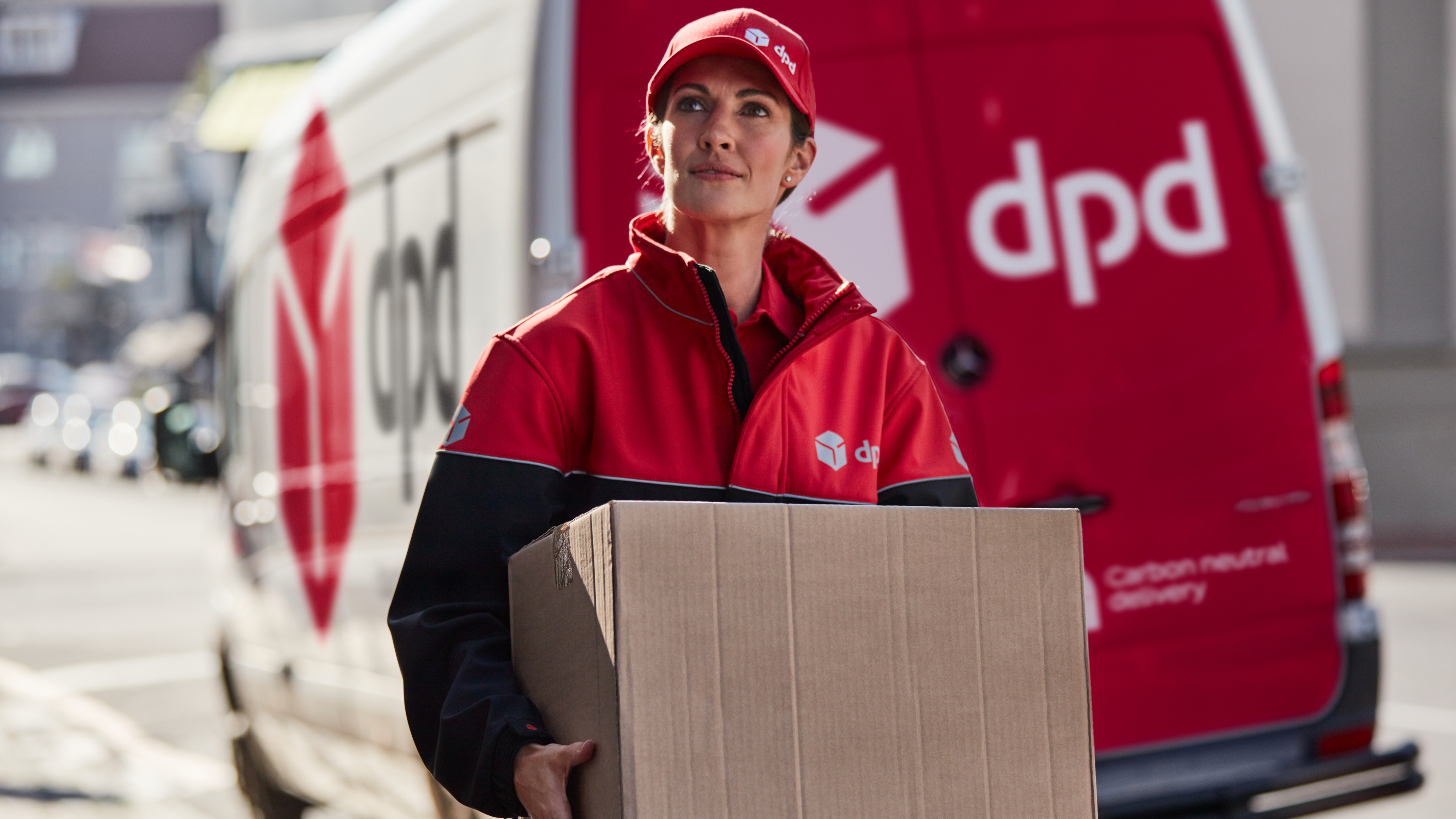 Delivery london. DPD картинки. ДПД доставщик. Курьерская служба ДПД. Купить куртку курьера DPD.